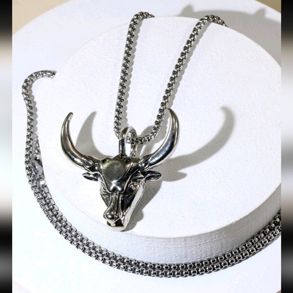 Stainless Steel Silver Bull Head Pendant Necklace 22" - Picture 2 of 3